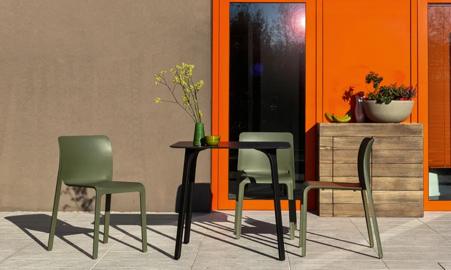 Magis_first_chair_ambient_multi_SD800_green_outdoor_01-1-903x540.webp
