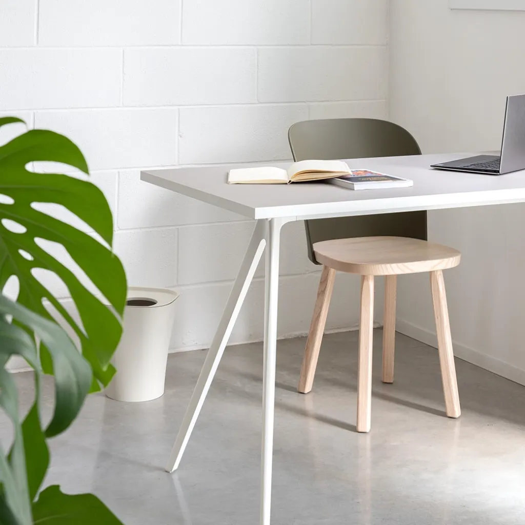 Magis_baguette_desk_ambient_detail_TV1708_TV1740_white_beige_01_gallery.webp
