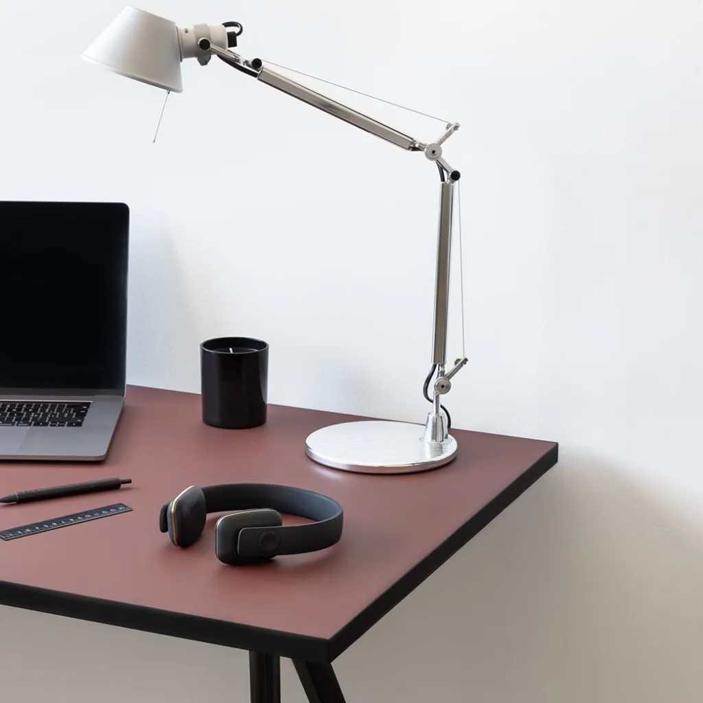 Magis_baguette_desk_ambient_detail_TV1708_TV1740_black_bordeaux_01_gallery.webp
